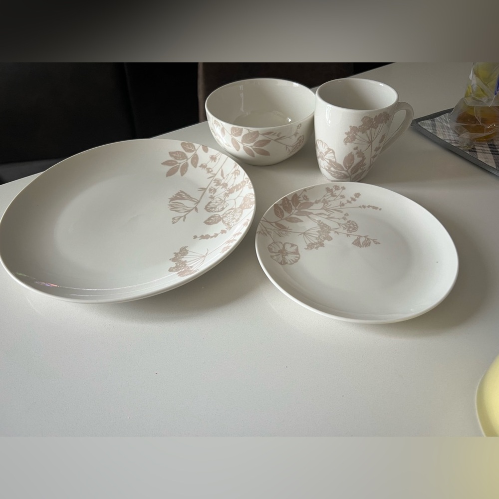 Dinnerware set! Great condition!